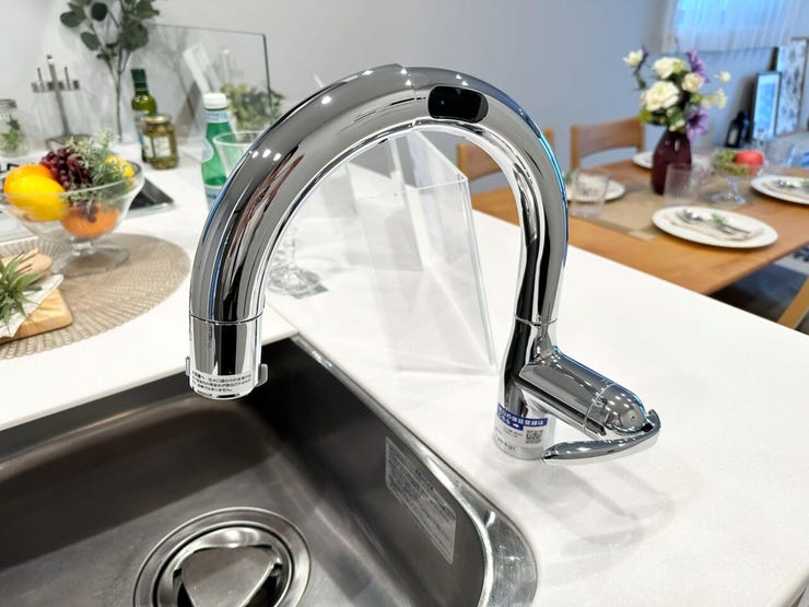 デザイン性と機能性を兼ね備えた水栓。
タッチレスセンサー付きで、調理中も手を触れずに吐水・止水ができて衛生的です。
浄水器一体型のため、すっきりとしたシンク周りをキープできます。
