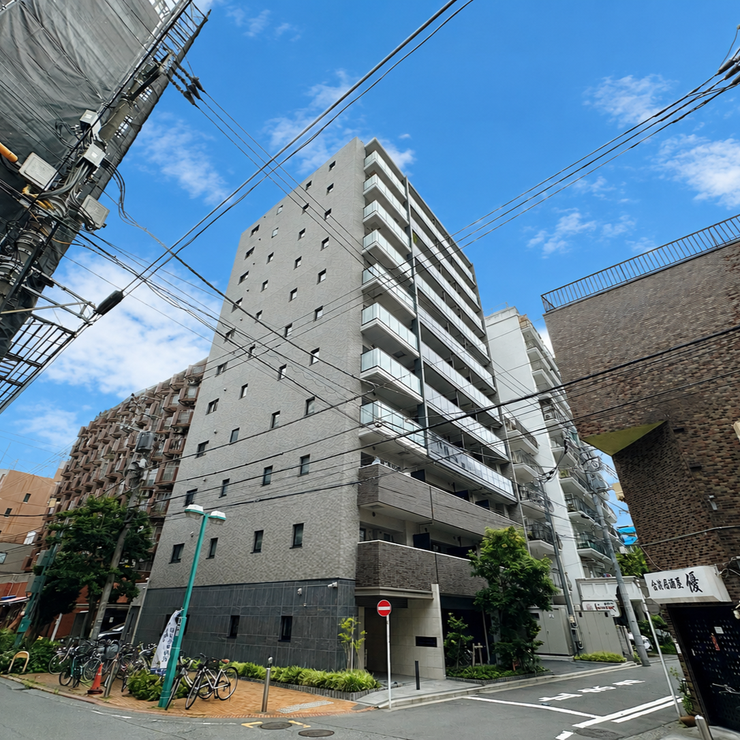 【外観】
2022年築の築浅マンション。角地に位置し、開放感のある立地と落ち着いた外観デザインが魅力です。ペット飼育可能(細則あり)のため、大切なペットとの暮らしも楽しめます。