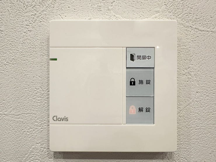 室内からワンタッチで玄関ドアの施解錠ができる電気錠の操作パネル。
施錠状態がひと目で確認できるためセキュリティ面でも安心です。わざわざ玄関口まで行く手間が省け、日々の暮らしを快適にサポートします。