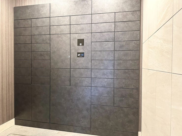 配ボックス兼メールボックス。
不在時でも24時間荷物を受け取れるため、再配達の手間が省けます。
様々なサイズのボックスを備え、日々の生活を快適にする設備です。