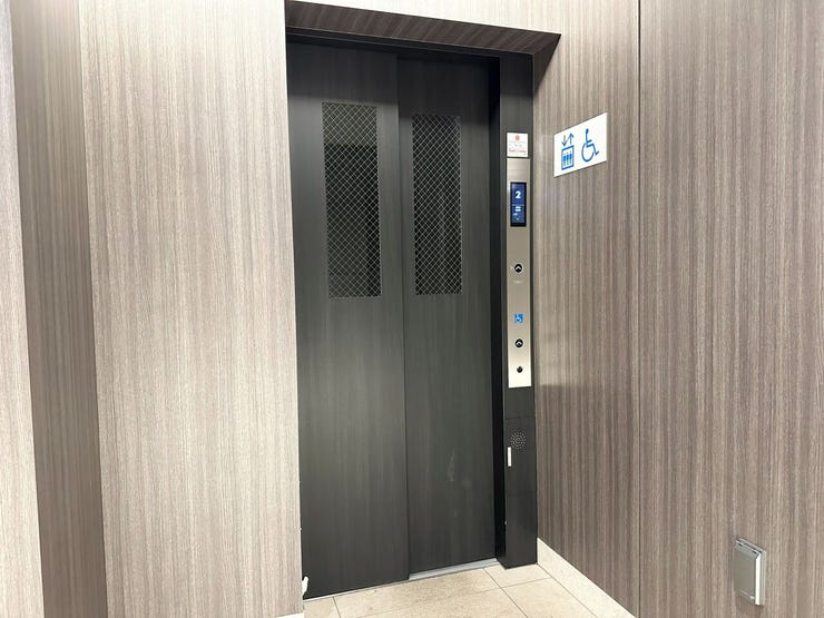 車椅子用ボタンや案内表示が設けられたバリアフリー設計です。
防犯窓付きの扉やデジタル表示のインジケーターなど、安心・快適な設備です。