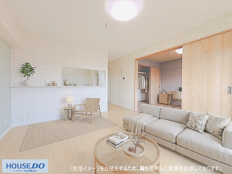 【リビング】
優しい色合いの壁紙と木目が調和する、落ち着いた雰囲気のリビングです!大きなソファを置いてもゆとりがあり、お気に入りの家具を並べておだやかな時間を過ごすのにも適しています♪