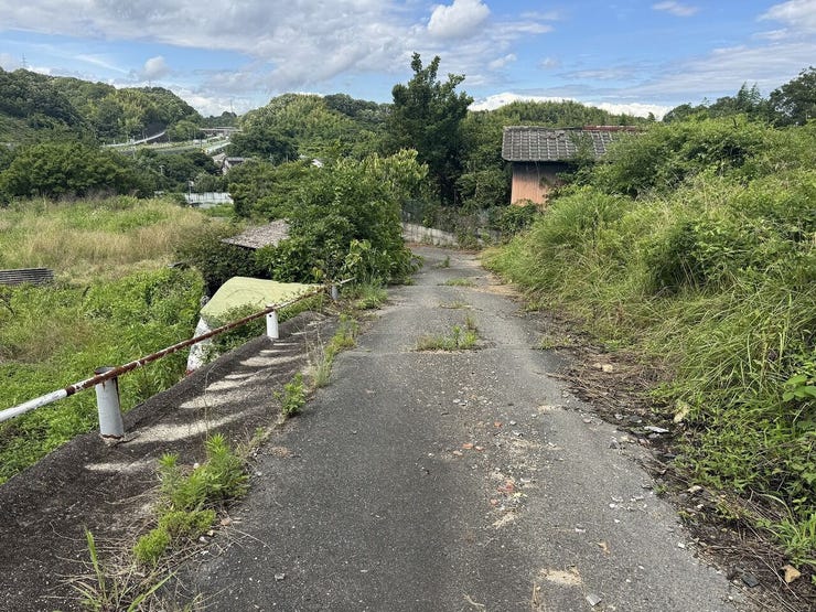【前面道路】現地周辺は遮るものがなく、視認性の高いスッキリとした環境です。