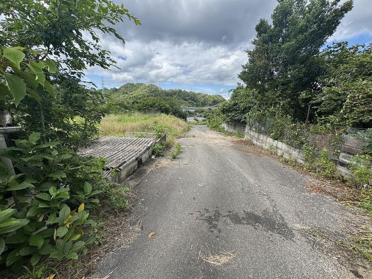 【前面道路】現地に面する前面道路の様子です。周辺の交通量は比較的落ち着いており、現地へのアプローチや資材の搬入・搬出、作業時などの車の出し入れもスムーズに行えます。