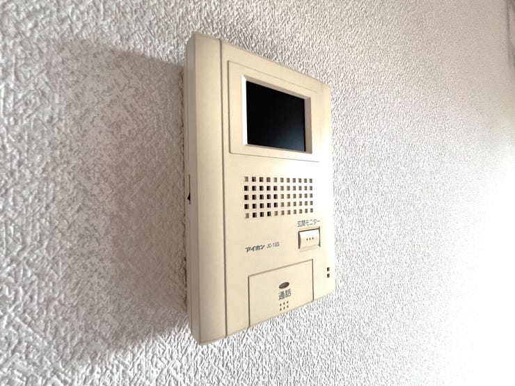 ◇モニター付きインターホンを備えています。来訪者を映像で確認でき、応対時にも便利な設備です。