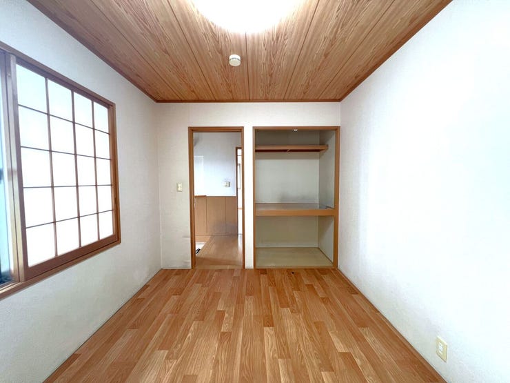 ◇木目調の天井が空間のアクセントになった洋室です。落ち着いた雰囲気があり、さまざまな使い方に対応しやすい一室です。