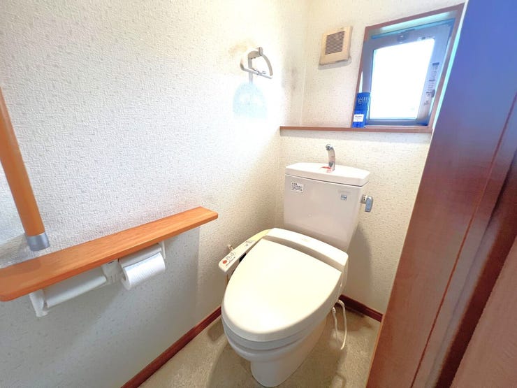 ◇温水洗浄便座付きのトイレです。窓があり、自然換気がしやすい快適な空間となっています。