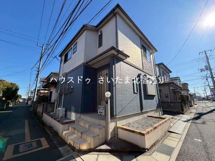 【外観】
【宮町2丁目】
北側×西側幅約4m公道の角地!南側駐車スペースで陽当たりも確保!室内綺麗でそのままお住まいいただけます!