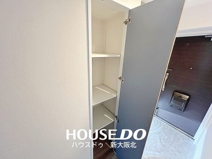 ■廊下にあると嬉しい収納庫♪日用品や掃除用品等ライフスタイルに合わせて収納できます!
