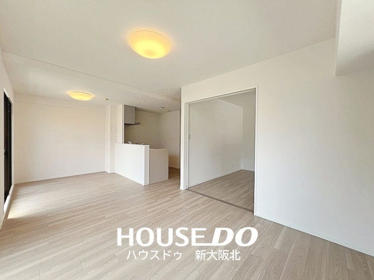 ■横向きのリビング!
■窓が2面あるので、外からの光が入りやすく、暗くなりがちなキッチンにも光が差し込みます!
■外の景色を眺めながら料理をするのも楽しいですね!
