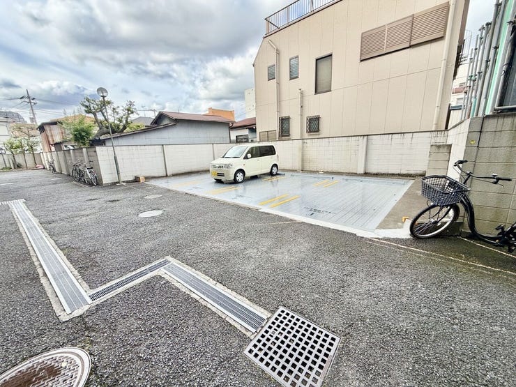 敷地内には機械式駐車場も備わっており、駐車スペースが確保しやすいのも魅力です。