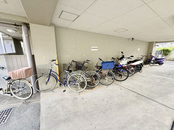 屋根付きの駐輪場が備わっており、大切な自転車を雨風から守りやすい共用設備です