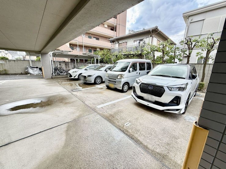 敷地内駐車場付きで、お車をお持ちの方にも便利。日々のカーライフを快適に支えます。