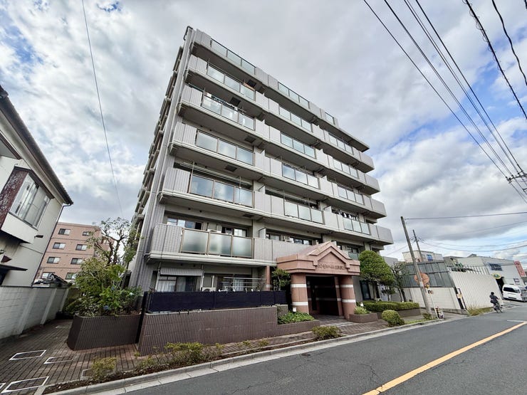 【外観】
タイル貼りの外観が印象的なマンション。落ち着いた佇まいで、街並みにも美しく調和します。