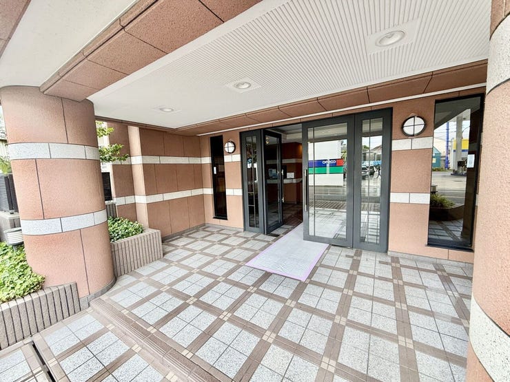 重厚感あるエントランスが印象的。管理状態も良好で安心して暮らせる住まいです。