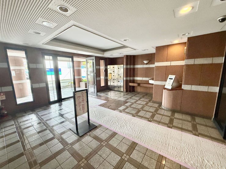 広々としたエントランスホールは、落ち着きと品のある空間。来客時の印象も良好です。