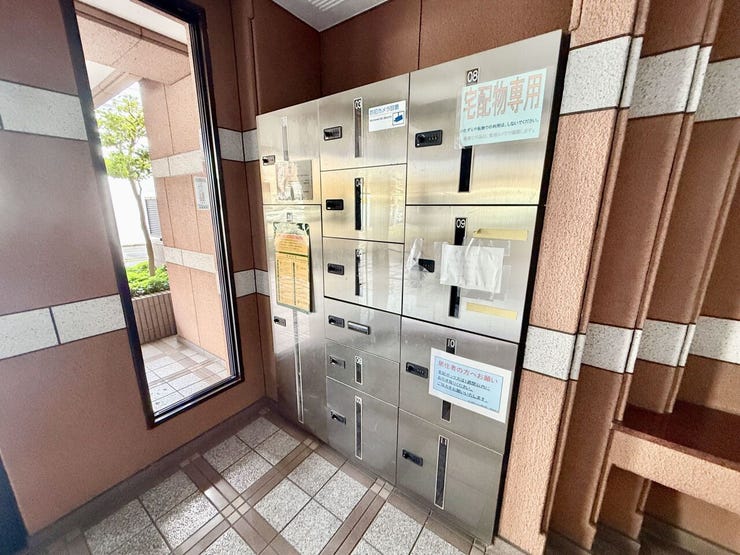 宅配ボックスを完備しており、不在時でも荷物を受け取れる便利な設備が整っています。