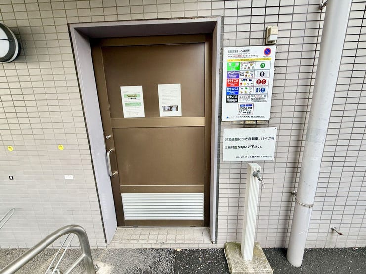 共用のゴミ置場が設けられており、日々のゴミ出しもスムーズに行いやすい環境です。