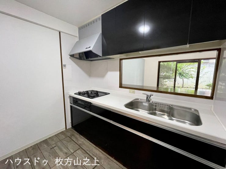 ゆとりのある調理スペースを確保した、使い勝手の良いキッチンです。