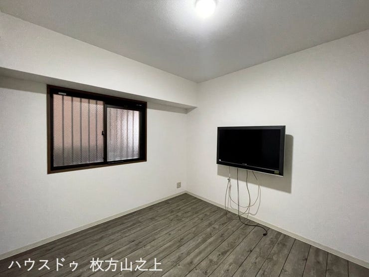 2面採光で明るく、開放感のある洋室空間です。
