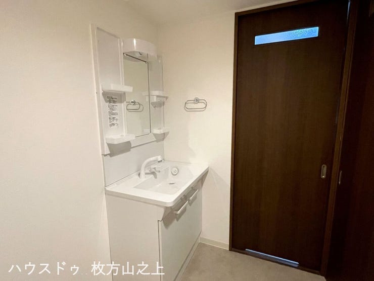 収納スペースを備えた洗面化粧台で、すっきりとお使いいただけます。