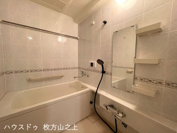ゆったりとくつろげる、落ち着いたデザインの浴室です。