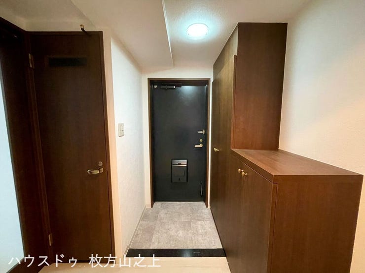 収納力のあるシューズボックスを備えた、すっきりとした玄関です。