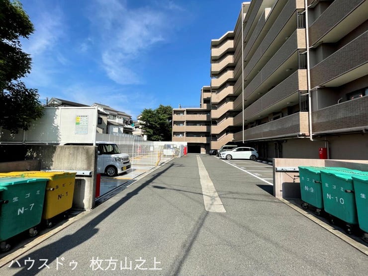 敷地内はゆとりある設計で、快適な住環境が整っています。
