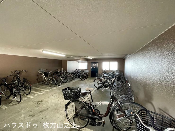 敷地内に駐輪場を完備し、日々の移動も快適です。