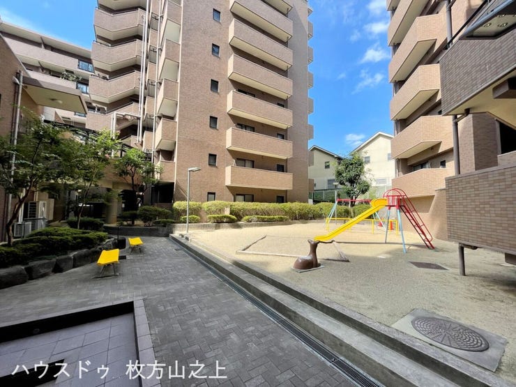 敷地内に遊び場を備えており、お子様のいるご家庭にも嬉しい住環境です。