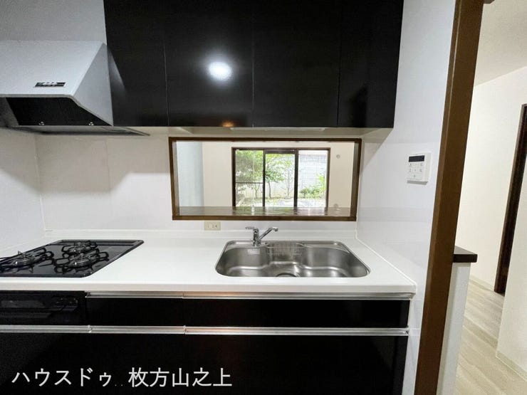窓付きで換気もしやすく、明るい空間が広がるキッチンです。