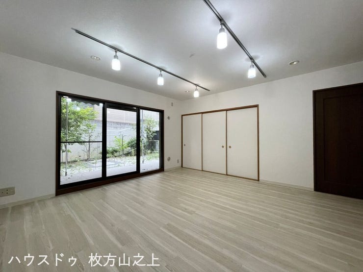 大きな開口部から自然光が差し込む、明るく開放的なリビング空間です。