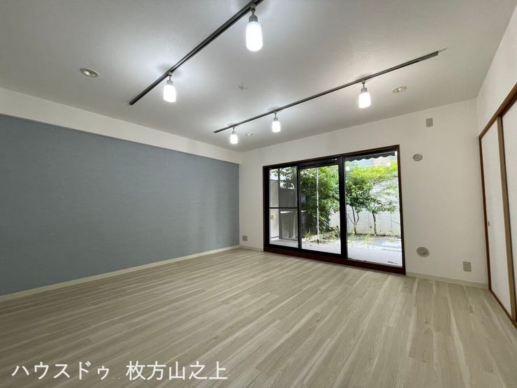 アクセントクロスが印象的な、上質で落ち着きのあるリビングです。C