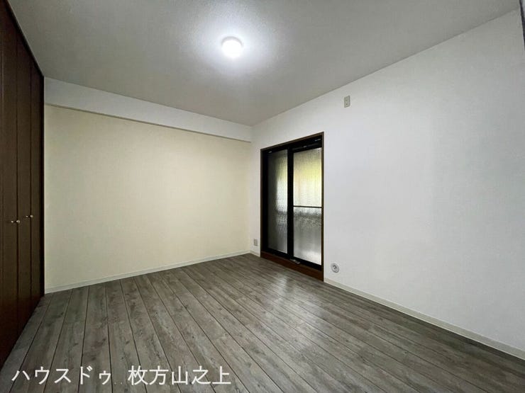 落ち着いた色合いのフローリングを採用した、ゆとりある洋室です。