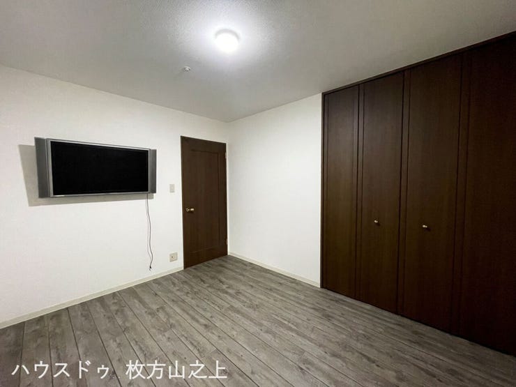 大容量のクローゼットを備えた、使い勝手の良い洋室です。