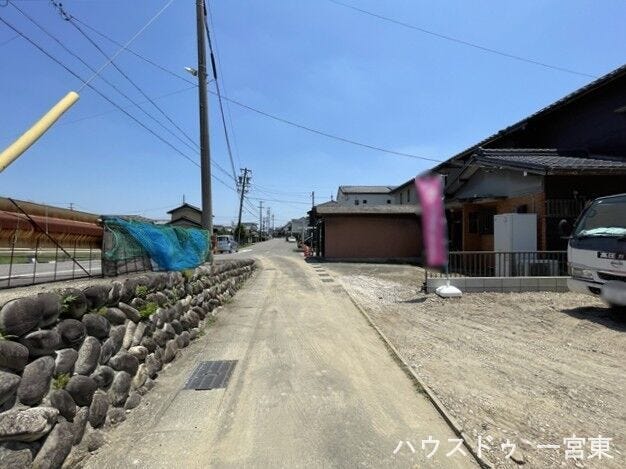 【北側東向き】幅員約4mの前面道路です。普通車が1台通れる幅となります。大型車の通行が少ないので、振動や騒音が抑えられます。