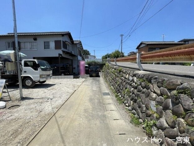 【北側西向き】幅員約4mの前面道路です。車1台が余裕を持って通れる道幅です。車はスピードを控えるので事故率の軽減や歩行者も安心して通行できます。