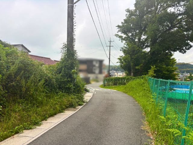 東側前面道路は、居室を南向きに設計しやすく、朝日を感じて生活する事ができます。特に午前中は明るいです。
