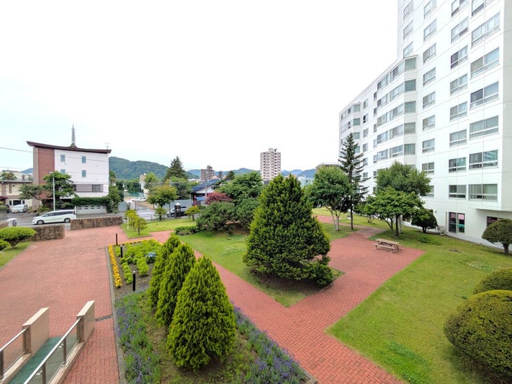 ■2階からの眺望■
2階の窓からは、丁寧に整備された敷地内庭園が広がります。緑豊かなコニファーや季節の花々が毎日の生活に癒やしを与えてくれます。前面に大きな建物がなく、四季の移ろいを感じられます!