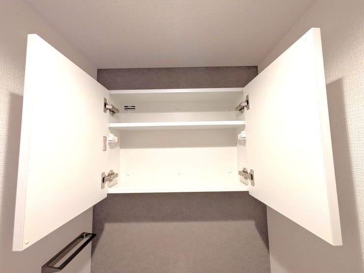 ■収納■
トイレ上部には便利な吊戸棚を完備!トイレットペーパーのストックなどをスッキリと収納できるため、生活感を隠して清潔感のある空間を保てます。限られたスペースを有効活用できる嬉しい設計です◎