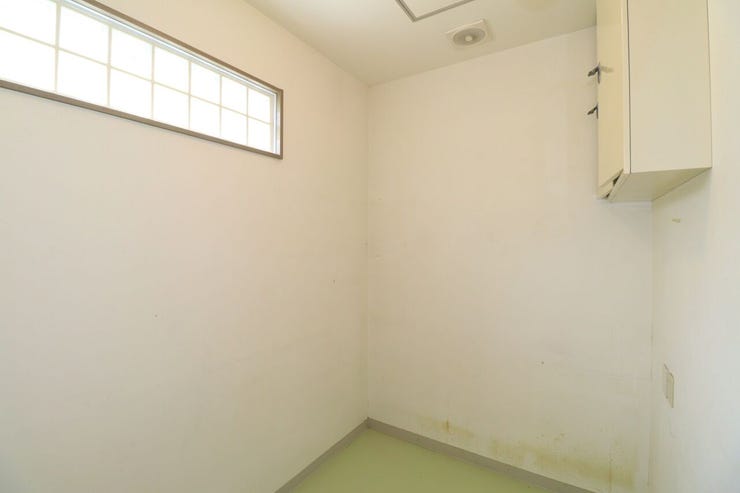 本城町 中古戸建 【シューズクローク】
広々としたシューズクロークにベビーカーや自転車、趣味のものなど収納可能