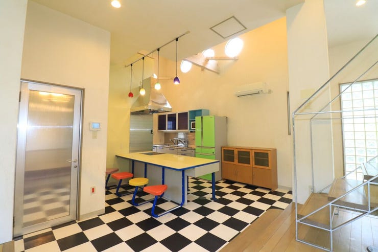 本城町 中古戸建 【リビング】
白黒タイルが印象的！カラフルなスツールと照明で、毎日がワクワクするレトロポップなカフェ風リビング