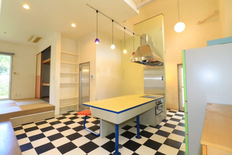 本城町 中古戸建 【リビング】
カウンターテーブルになっており、調理して運ばずに食事を囲める楽々導線