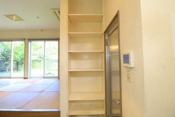 本城町 中古戸建 【収納】
ダイニング側にも収納付き！収納が多いのはうれしいですね