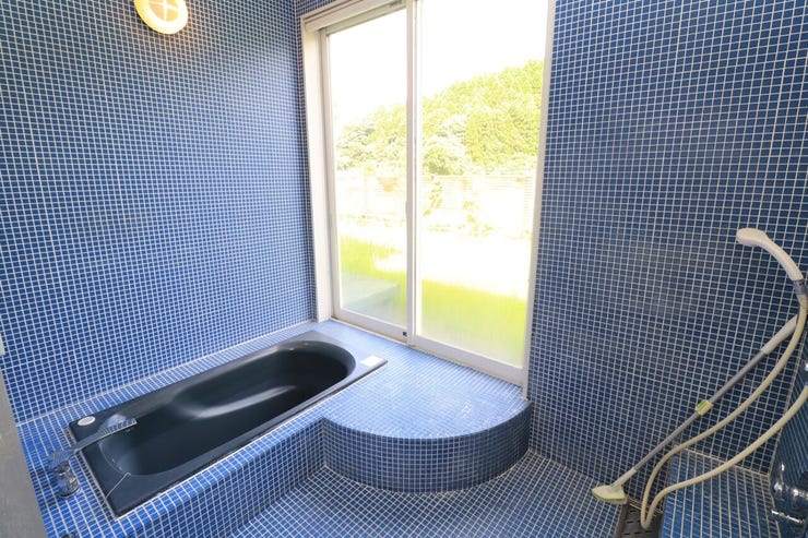 本城町 中古戸建 【浴室】
開放感のある広々とした浴室。窓にはロールカーテンもついており安心です