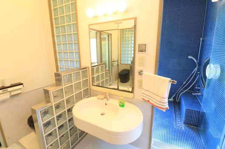 本城町 中古戸建 【洗面台】
ガラスブロックの仕切り、丸い照明と洗面ボウルが、ホテルライクな日常を演出します