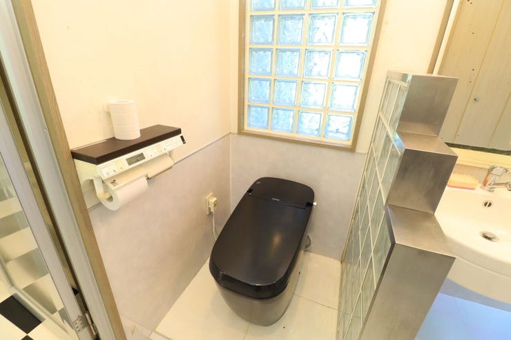 本城町 中古戸建 【トイレ】
タンクレストイレでスタイリッシュな空間を演出