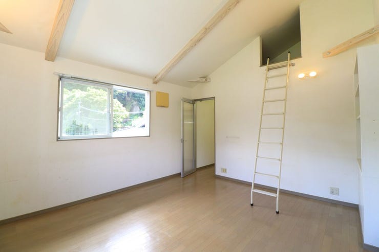 本城町 中古戸建 【2F洋室8.8帖】
ウォークインクローゼットとロフト付で収納豊富な洋室