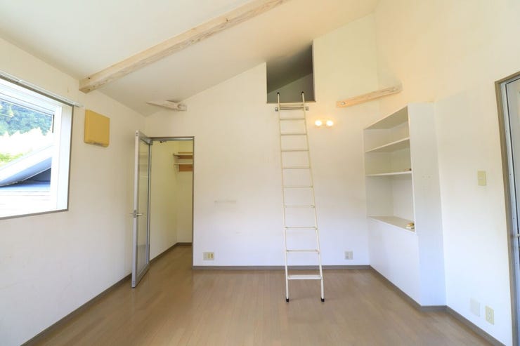 本城町 中古戸建 【2F洋室8.8帖】
勾配天井になっており、開放感のある洋室