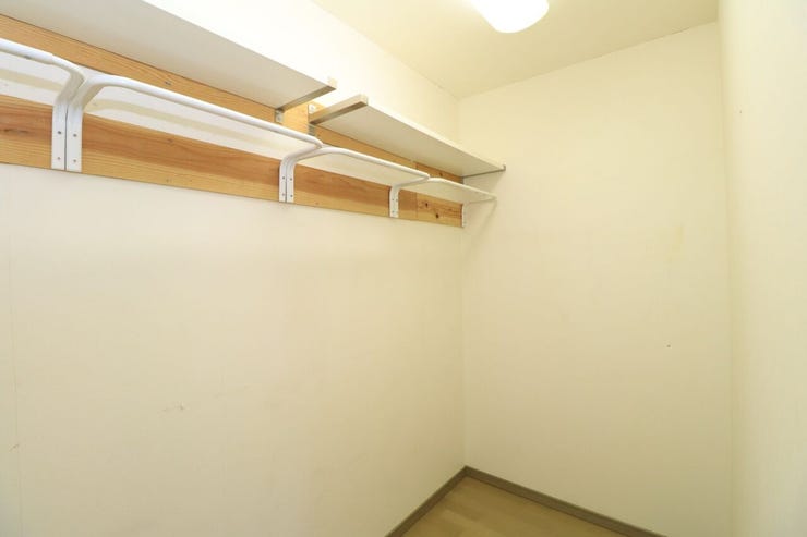本城町 中古戸建 【ウォークインクローゼット】
広々としたウォークインクローゼット付。季節のものを収納できます